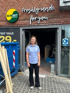Caroline Agerskov foran restauranten i Silkeborg under ombygning