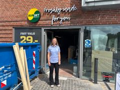 Caroline Agerskov foran restauranten i Silkeborg under ombygning