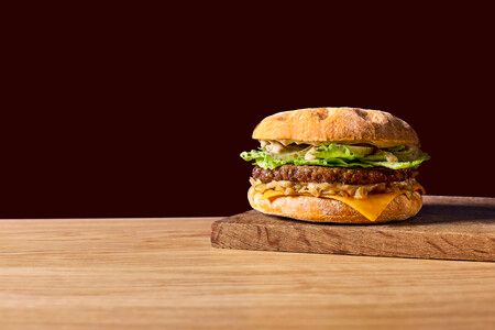 Den nye Heart & Beef burger kommer på menuen den 25. marts