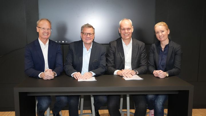 Fra venstre: Michael Thomsen, direktør for Forsyning NCC Infrastructure Danmark, Flemming Carlsen, direktør for NCC Infrastructure Danmark, Steen Neuchs Vedel direktør Vestforbrænding, Bjørk Paamand Olsen, områdechef Grøn Varmeforsyning Vestforbrænding