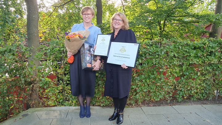 HR-konsulent Charlotte Dahl (tv) og kvalitetskonsulent Charlotte Mouritzen modtager Initiativprisen 2023 for deres arbejde med Seniorhjælpekorpset på Regionshospitalet Gødstrup.