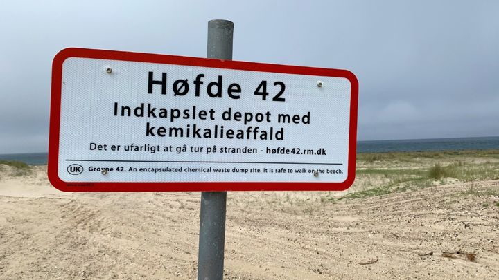 Skilt på stranden ved Høfde 42 der signalerer, at området rummer et indkapslet depot med kemikalieaffald.