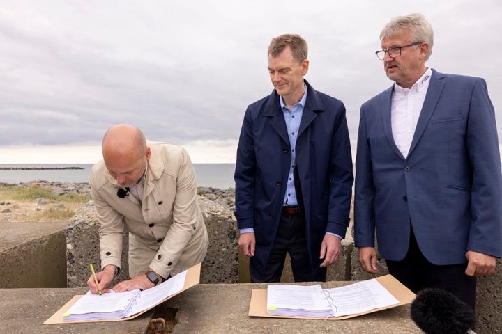 Regionsrådsformand Anders Kühnau (S), adm. direktør i Arkil Michael Hansen og divisionsdirektør i Arkil Palle Knudsen underskriver kontrakten om oprensning af kemikaliedepotet ved Høfde 42.