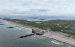 Dronefoto fra Harboøre Tange med Høfde 42 i forgrunden. Til venstre i horisonten skimtes Thyborøn, og til højre i horisonten anes FMC's nuværende fabriksgrund på halvøen Rønland. Foto: Region Midtjylland