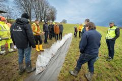 Da projektpartnerne fra INTEGRATE var samlet ved Daugaard i Hedensted Kommune, blev der også boret råstoffer op, så man kunne teste kvaliteten af sten og grus på forskellige dybder i jorden.