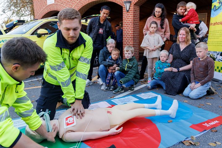 Medarbejdere fra præhospitalet demonstrerede livreddende førstehjælp, inden de besøgende selv fik lov at prøve kræfter med teknikkerne.