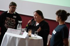 Paneldebat i forbindelse med Kulturforum 2024. Fra venstre forperson Jacob Tazrei fra Subhuset i Holstebro, 1. næstformand i regionsrådet i Region Midtjylland Hanne Roed (R) og produktionsansvarlig Marie Qvist fra UMTO i Aarhus.