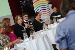 Paneldebat med midtjyske politikere og repræsentanter fra ungekulturmiljøet i Region Midtjylland. Debatten foregik under Kulturforum 2024 i Holstebro, hvor unges involvering i kulturlivet og de politiske rammer for ungekulturen var på dagsordenen. Med mikrofonen ses formand for Kultur- og Fritidsudvalget i Holstebro Kommune Lene Dybdal.