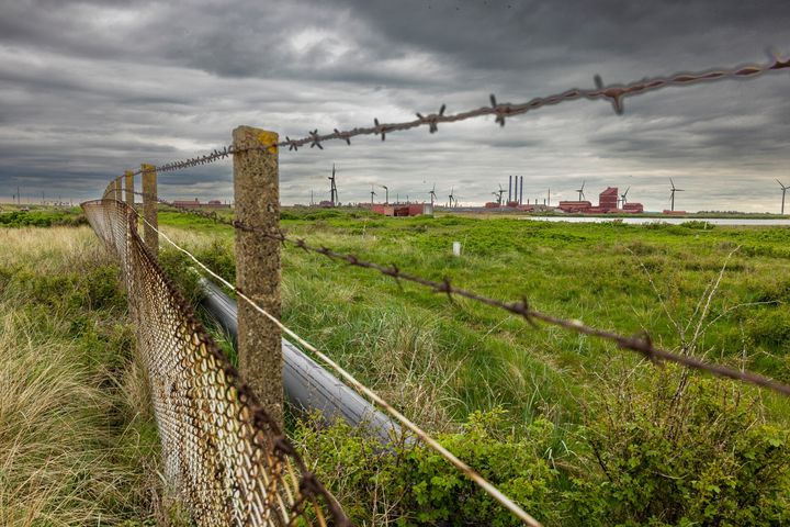 Cheminovas første fabriksgrund på Harboøre Tange ligger i dag som et indhegnet område lige syd for den nuværende fabriksgrund. Dengang i 1950'erne blev området hurtigt for småt, og i 1961 indstillede Cheminova produktionen helt efter gradvist at være flyttet i nye bygninger på Rønland. Det nuværende fabriksområde kan skimtes i baggrunden.