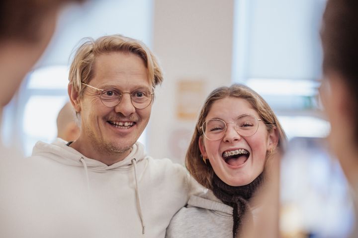 Samtalekoncert på Herningsholm Erhvervsskole i fredags med bl.a. skuespiller og forfatter Thure Lindhart. Her blev der spillet og drøftet det at være menneske, identitet og dannelse med EUD-eleverne. Arrangementet var en del af et pilotforsøg med at koble kultur og erhvervsuddannelse - her i et samarbejde mellem Herningsholm, Huset No 7 i Herning og Region Midtjylland.