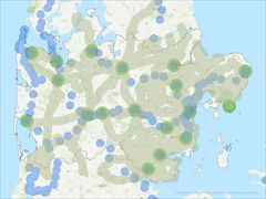 Kortet viser kommunernes primære uddannelsesbyer i Region Midtjylland samt dækningen af regionale busruter og jernbaneforbindelser. I analysen er det forudsat, at elever transporterer sig selv op til tre kilometer til en busrute eller togstation og derfra nå deres uddannelsesby. Kortet markerer en tre-kilometer buffer (brune buffere og blå cirkler) omkring ruter og stationer samt en 5-km buffer (grønne cirkler) i uddannelsesbyerne.