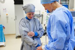 Et lille stykke stof med stor betydning – udviklet til at gøre hospitalerne mere bæredygtige, fri for PFAS og mindre afhængige af engangsudstyr.