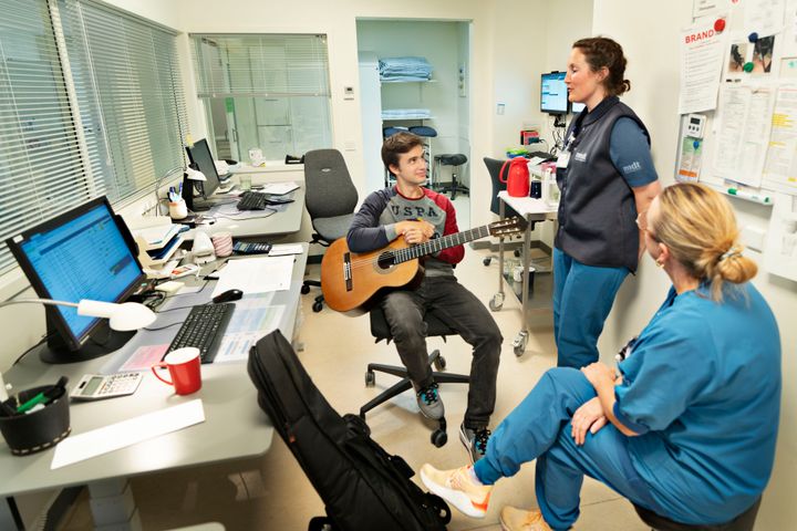 Musik på intensivafdelingen skaber ro og nærvær for både patienter og personale. Region Midtjylland vil med en ny politik styrke samarbejdet mellem sundhedsvæsenet og kulturlivet for at fremme trivsel og behandling.
