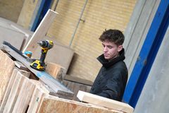 I Holstebro har elever fra UCH samarbejdet med kulturhuset Slagteriet om en prøvehandling, der gav plads til at afprøve idéer i et kreativt miljø og styrkede både det faglige udbytte og sammenholdet.