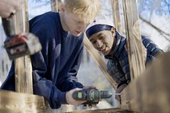Elever fra Aarhus Tech afprøver nye idéer i samarbejde med Institut for (X) – et kreativt møde mellem skole og virkelighed, hvor faglighed og innovation udvikles side om side.