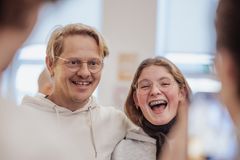 På Herningsholm Erhvervsskole har eleverne arbejdet sammen med Fermaten og Huset No7 om en prøvehandling, hvor kunstnerne Per Bloch og Thure Lindhardt bidrog med kreative perspektiver, der styrkede både faglighed og fællesskab.