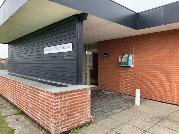 På alle hverdage vil Klinik for Almen Medicin i Lemvig og Thyborøn være åben på "mindst én" adresse. Lægemangel tvinger lægeklinikken til at holde lukket enkelte dage enten i Lemvig eller Thyborøn.