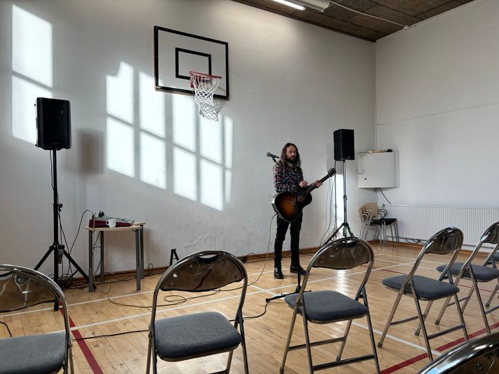 Musiker Tim Alvin spiller koncerter for sårbare børn og unge i Region Midtjylland som en del af projektet Hjerteklang