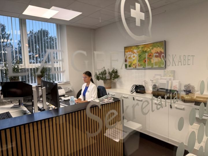 Lægefællesskabet i Grenå er et af de steder, hvor sociale navigatører kommer til at kunne hjælpe patienter.