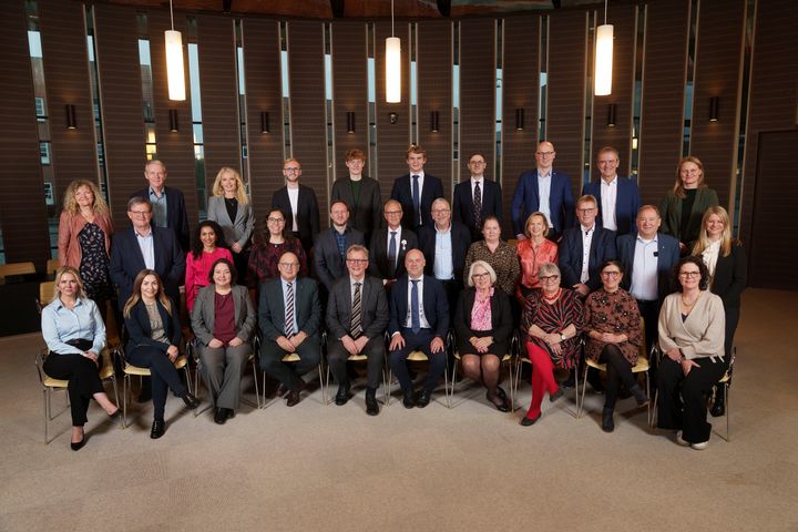 Regionsrådet for Region Midtjylland 2026-2029 er: (Øverst fra venstre) Susanne Buch, Nils Borring, Rose-Marie Mollerup, Philip Vivet, Jacob Fuglsang Andersen, Jacob Søgaard Clausen, Anders Paabøl, Nicolai Estrup, Bruno Hansen, Helle Jensen. (Midterste række fra venstre) Michael Maaløe, Purnima Erichsen, Naja Kallesøe, Jacob Klærke, Ib Bjerregaard, Per Møller Jensen, Vivi Altenbrug, Birte Markfoged, Bent B. Graversen, Poul Berggreen, Majbritt Birkholm. (Første række fra venstre) Malena Møller Mortensen, Michele Offenbach Holm, Hanne Roed, Bo Jensen, Anders G. Christensen, Anders Kühnau, Annette Roed, Else Kayser, Else Søjmark, Christina Kirkegaard.