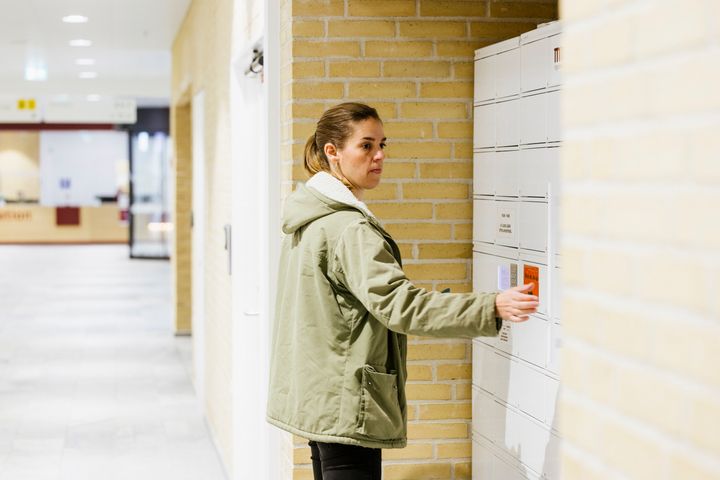 I medicinbokse kan borgerne hente deres medicin, når det passer dem – før arbejde, om aftenen og nogle steder også i weekenden. Medicinboksene er fordelt rundt i regionen på både hospitaler og i udvalgte sundhedshuse.