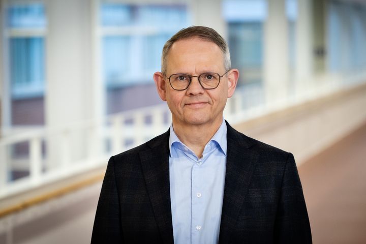 Lægefaglig direktør Michael Braüner Schmidt fratræder sin stilling på Aarhus Universitetshospital.