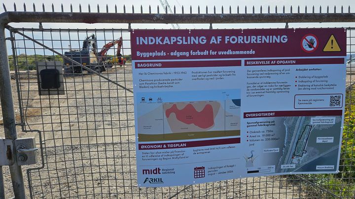 Indkapslingen af generationsforureningen på Cheminovas gamle fabriksgrund på Harboøre Tange er nu i gang. Entreprenørfirmaet Arkil løser opgaven for Region Midtjylland.