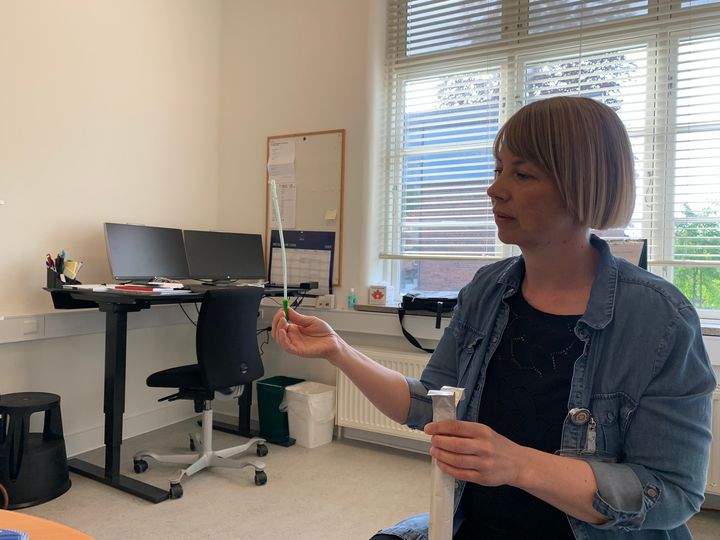 Kontinenssygeplejerske Diana Thielsen Kølvraa viser et urologisk hjælpemiddel i form af et kateter.