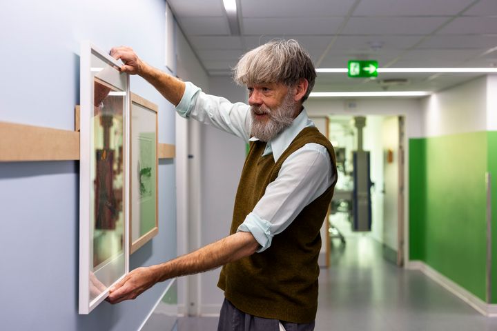 Billedkunstner Lasse Krog Møller gør kunstprojektet på Neurointensiv Rehabilitering, Regionshospitalet Silkeborg klar til indvielsen den 8. oktober 2026.