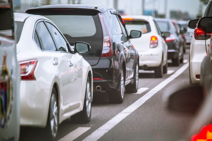 Trængsel er et stigende problem på vejene i Region Midtjylland. Nu bedere regionen borgerne komme med ideer til, hvordan flere kan blive motiverede for at vælge kollektiv transport. Foto: Colourbox