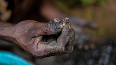 Udvinding af kritiske materialer som kobolt, lithium og nikkel sker ofte under uacceptable forhold, blandt andet i Afrika, hvor ressourcerne er store, men arbejdsvilkårene er mange steder kritisable. Udfordringerne handler dog ikke kun om råstoffer; også opførelsen af energiprojekter uden samtykke fra oprindelige folk er et alvorligt problem.
