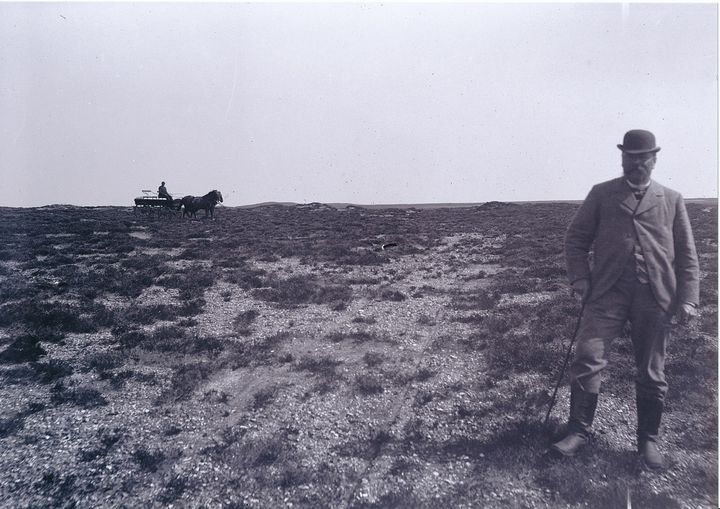 Gammelt%20billede%20af%20manden%20E.M.%20Dalgas%20ude%20p%E5%20heden%20med%20en%20hestevogn%20i%20baggrunden