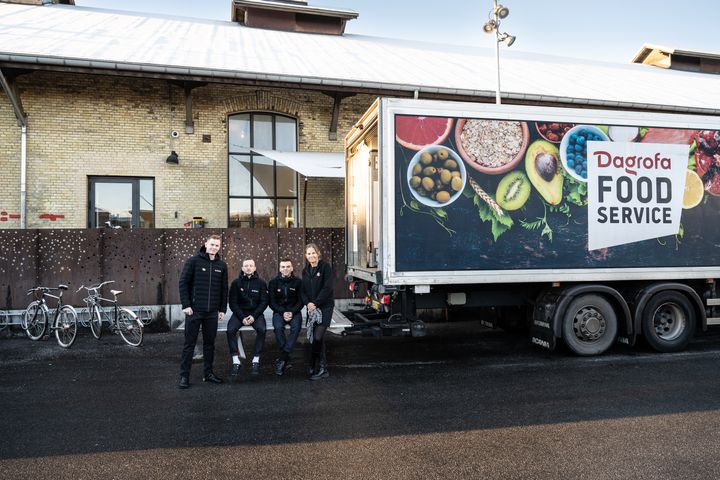 Dagrofa Foodservice har siden efteråret 2021 doneret overskudsvarer tre gange om ugen fra virksomhedens lagerterminal i Ishøj til Junkfoods lokaler på Vesterbro i København.