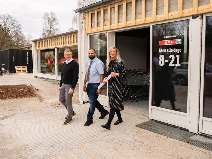 SPAR åbner supermarked i Søllerød inden udgangen af maj. Ombygning og indretning er i fuld gang. Her købmand Ali Feili flankeret af salgschef Jens Bredvig Larsen og HR Business Partner Line Beknow.