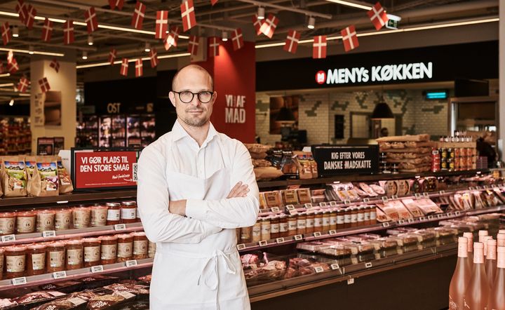 MENY og michelinkokken Jonathan Berntsen indleder nyt samarbejder. Kokken hjælper MENY med at udvikle dansk madkultur og giver velkendte opskrifter et ekstra tvist.