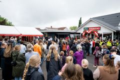 Det er som regel et stort tilløbsstykke i lokalområdet, når Min Købmand åbner butik i samarbejde med borgerne. Her fra åbningen i landsbyen Lyne i Vestjylland i maj i år.