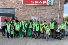 6,6 ton affald er samlet ind i Danmark i foråret af frivillige i projektet Ren Natur, hvor supermarkedskæden SPAR er hovedsponsor. Her frivillige på Tåsinge, som er klar til deres indsamling.