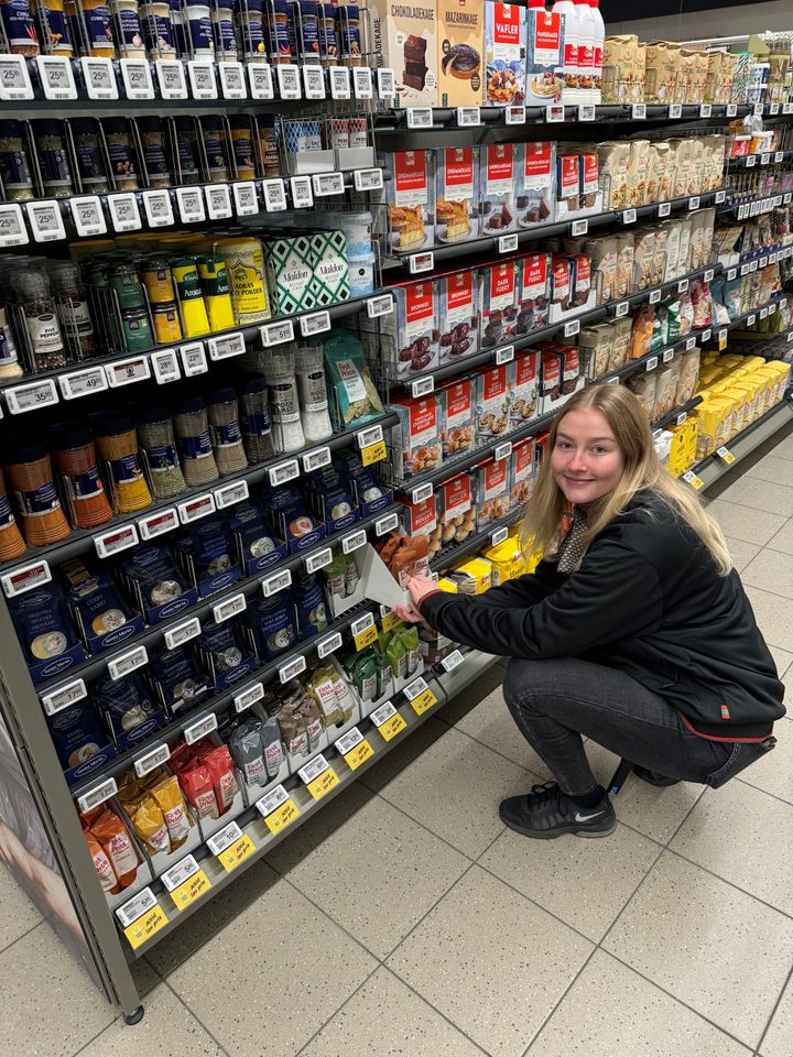 Souschef Kathrine Andersen finpudser hylderne i SPAR Sønderris inden åbningen torsdag den 14. november.