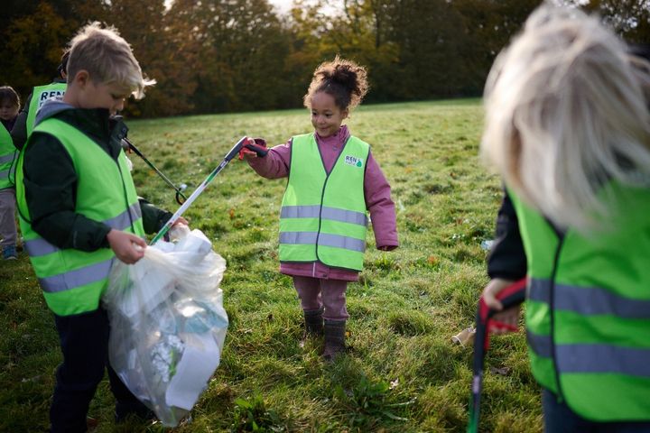 Omtrent 7.500 frivillige har i deltaget i indsamlingen Ren Natur, hvor de har samlet affald i naturen. SPAR har bidraget med 2.500 kroner til klubkassen til de deltagende foreninger.