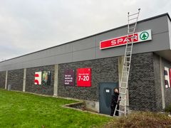 SPAR åbner supermarkedet på Strandby Kirkevej i Esbjerg Ø om få dage. Medarbejdere og håndværkere knokler for at få butikken til at stå knivskarpt til åbningen.