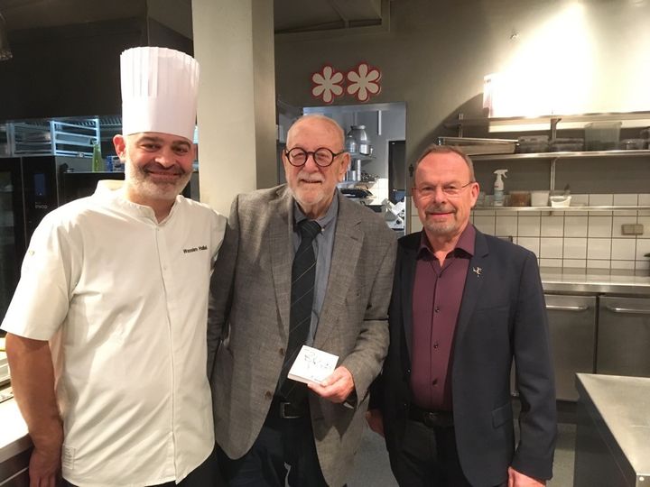 Bent Christensen, der her er flankeret af Wassin Hallal (tv) ejer af Restaurant Frederikshøj, og Poul Larsen (th), HKI Ost, har stået bag Den danske Spiseguide siden 1978. Nu overdrager han guiden til en erhvervsdrivende fond, som Dagrofa står bag.