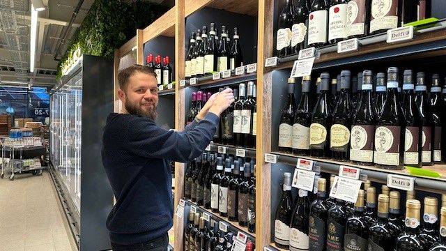 SPAR er ved at være klar til åbning i Vindinge den 30. januar. Andreas Møller Jørgensen, sætter varer på plads og sørger for, at der ser godt ud i den 600 kvadratmeter store butik.