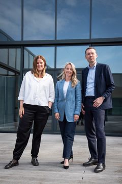 På fællesbilledet ses fra venstre Laura Marie Larsen (HR-direktør i Dagrofa), Julie Simone Boesen (nytiltrådt HR-direktør i Dagrofa Foodservice) og Michael Christensen (Adm. direktør i Dagrofa Foodservice).