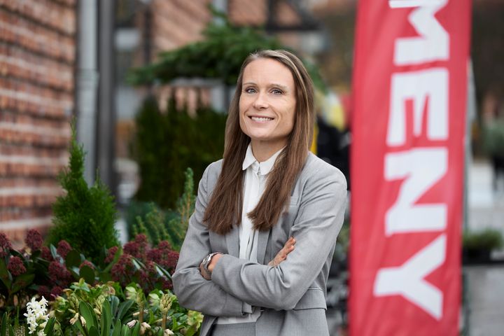 "Økologi er et af MENYs vigtigste fokusområder. Vi arbejder målrettet med vores sortiment, vores leverandører og hele værdikæden for at gøre det lettere for forbrugerne at træffe det bevidste, økologiske valg i deres indkøb. Men vi er langt fra i mål, både i Danmark og i resten af Europa, og der skal større greb til, hvis vi skal realisere vores ambitioner," siger Kristine Pilgaard, kommerciel direktør i MENY.