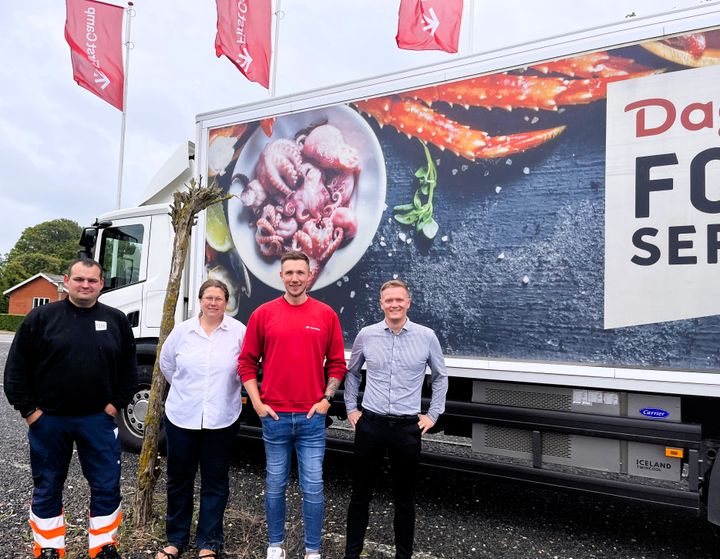 For første gang har First Camp valgt en samlet leveringsløsning af fødevarer virksomhedens 14 danske campingpladser. Her er valget faldet på et partnerskab med Dagrofa Logistik og Dagrofa Foodservice. Fra venstre ses Michael Pedersen (chauffør - Dagrofa Foodservice), Helle Kiilerich Holgaard (salgskonsulent – Dagrofa Foodservice), Sebastian Pedersen (destinationschef – First Camp Bøjden Strand) og Jesper Hansen (salgschef – Dagrofa Logistik).