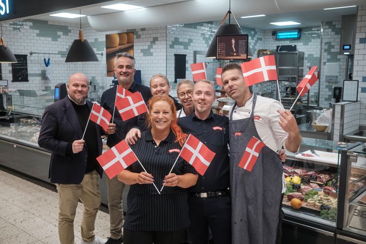 MENY  kåres i 2025 som Danmarks stærkeste supermarkedsbrand i Loyalty Groups måling. Medarbejdere i MENY Toften i Valby glæder sig over resultatet, som er opnået på baggrund af kundernes tillid og loyalitet.