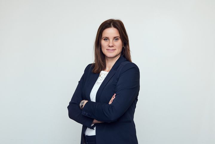 Dagrofa gør en ekstra indsats for at hente elever til koncernen. ”Vi følger eleverne tæt, og vi gør mere end nogensinde ud af at fortælle dem om branchens karrieremuligheder. Hvis eleven kan se sig selv som leder i fremtiden, så tager vi tidligt fat i det og guider dem i den retning," siger Koncern HR-direktør Laura Marie Larsen.