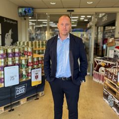 Salgsdirektør i Dagrofa Foodservices Cash & Carry-kæde Kenneth Linde glæder sig over, at overskudsvarerne ikke går til spilde takket være de lokale indsatser.