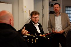 For nylig besøgte en større delegation fra Dagrofa/Dagrofa Foodservice den Madoase i Glostrup, hvorfra at frivillige fra Stop Spild Lokalt uddeler overskudsvarer fra erhvervslivet. Her ses stifter af Stop Spild Lokalt Rasmus Erichsen (i midten) sammen med Michael Christensen, der er adm. direktør i Dagrofa Foodservice (til højre).