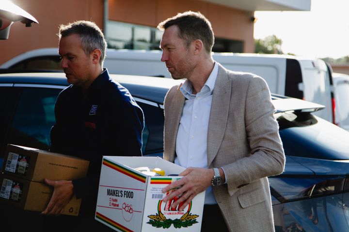Her ses adm. direktør i Dagrofa Foodservice Michael Christensen i færd med at pakke en bil med overskudsvarer, som bliver doneret fra en af fødevaregrossistens Cash & Carry-butikker til den frivillige organisation Stop Spild Lokalt.